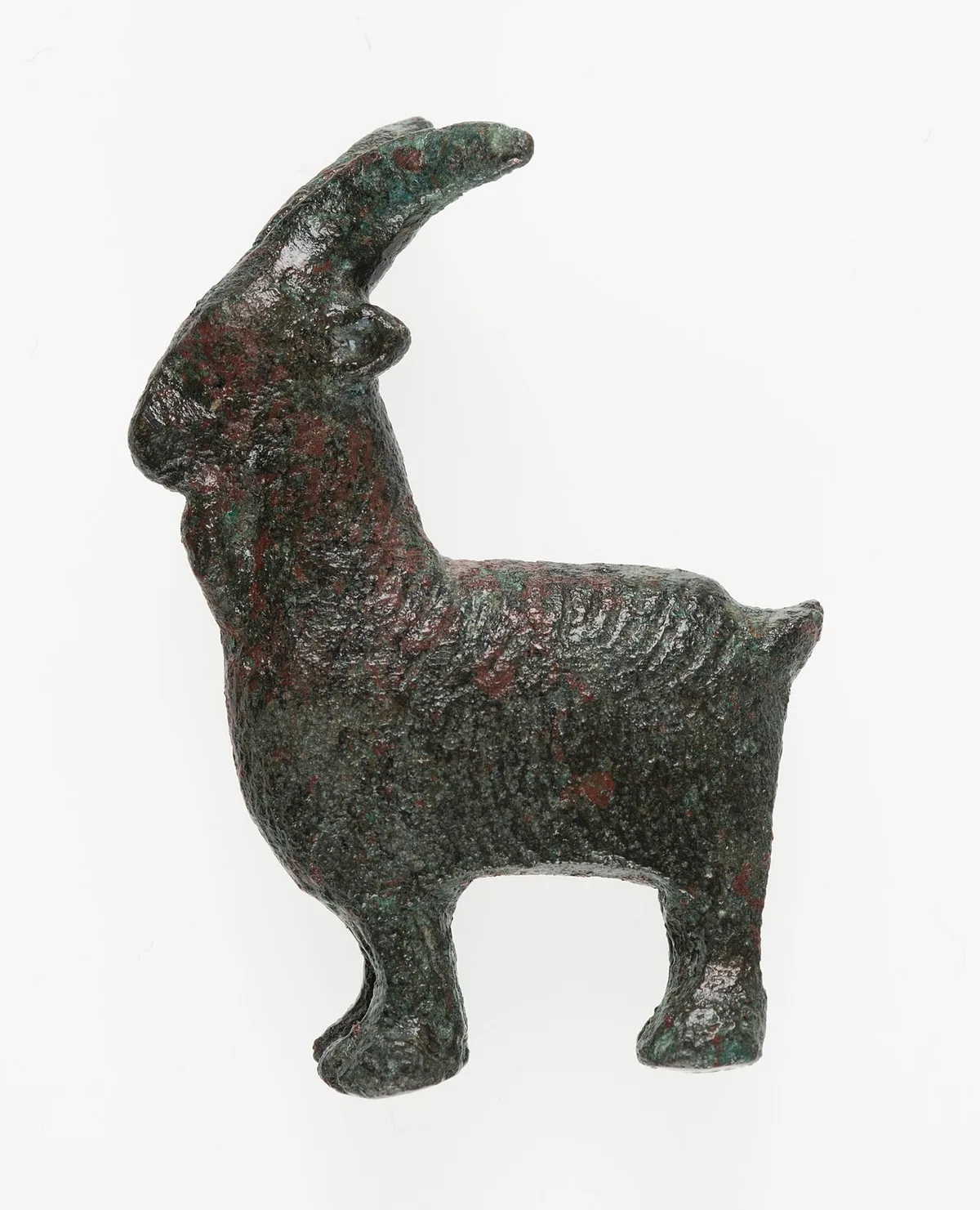 Kleine antike Bronzefigur eines Ziegenbocks mit deutlich sichtbarer Patina